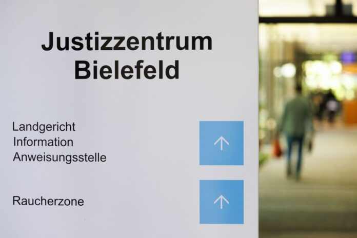 Das Landgericht Bielefeld verhandelt Tod einer 46-Jährigen Im Prozess um den gewaltsamen Tod einer 46-Jährigen hat der Ehemann eine Erklärung vorlesen lassen. (Archivbild)