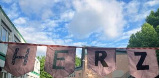 Schüler einer Düsseldorfer Realschule haben eine Wimpelkette mit der Aufschrift "Herzlich Willkommen" selbst genäht und damit am Eingangstor 1.200 Erkrather Schüler begrüßt.  