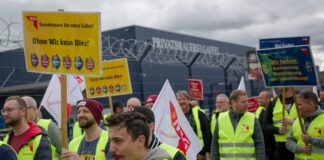 Trillerpfeifen-laut und frustriert: Warnstreikende vor dem Gaffel-Werk.