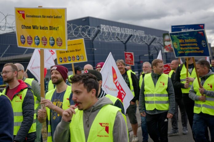 Trillerpfeifen-laut und frustriert: Warnstreikende vor dem Gaffel-Werk.