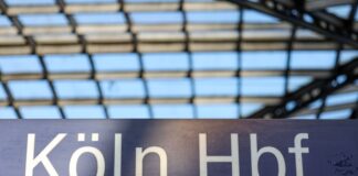  Am Kölner Hauptbahnhof hat am Freitagabend eine zweieinhalb Wochen dauernde weitgehende Sperrung des Zugverkehrs begonnen. 