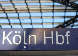  Am Kölner Hauptbahnhof hat am Freitagabend eine zweieinhalb Wochen dauernde weitgehende Sperrung des Zugverkehrs begonnen. 
