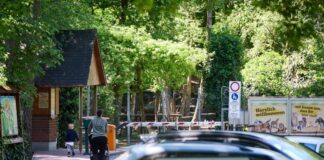 Der Eingang und Parkplatz zum Tierpark Nadermann im ostwestfälischen Delbrück. Hier hatte am Morgen ein Tiger eine Mitarbeiterin gebissen und verletzt. 
