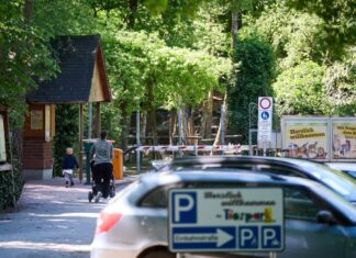 Der Eingang und Parkplatz zum Tierpark Nadermann im ostwestfälischen Delbrück. Hier hatte am Morgen ein Tiger eine Mitarbeiterin gebissen und verletzt. 