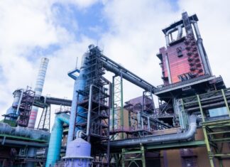 Hochofen 8 von Thyssenkrupp in Duisburg soll durch eine klimafreundlichere Direktreduktionsanlage ersetzt werden. Deren Bau durch das Unternehmen SMS hat bereits begonnen. (Archivbild)