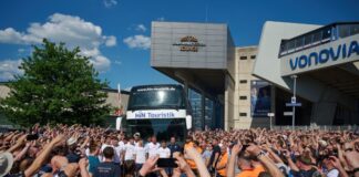 Bochums Spieler stehen vor dem Auswärtsspiel in Heidenheim vor dem Teambus, nachdem sie durch ein Spalier von Fans gefahren waren.