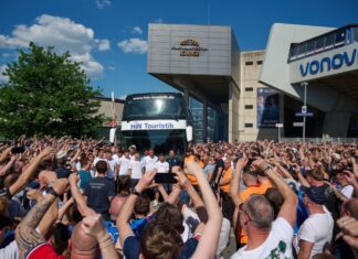 Bochums Spieler stehen vor dem Auswärtsspiel in Heidenheim vor dem Teambus, nachdem sie durch ein Spalier von Fans gefahren waren.