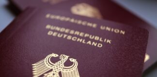 Für neue Reisepässe und Personalausweise können Bürger ab jetzt den Postversand gegen eine Zusatzgebühr wählen. Die Höhe sorgt für Kritik. (Symbolbild)