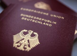 Für neue Reisepässe und Personalausweise können Bürger ab jetzt den Postversand gegen eine Zusatzgebühr wählen. Die Höhe sorgt für Kritik. (Symbolbild)