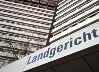Vor dem Landgericht muss sich ein Mann verantworten, der einer Polizistin die Ohrmuschel teilweise abgebissen haben soll. (Archivbild) 