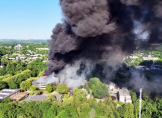 Ein Gebäudekomplex mit mehreren Schulen ist in Erkrath (Kreis Mettmann) in Brand geraten.