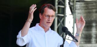 Der NRW-Regierungschef will die AfD vor allem mit politischen Mitteln kleinkriegen