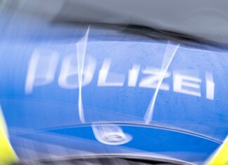 Ein Motorradfahrer ist vor der Polizei davongerast, wurde aber gestellt.