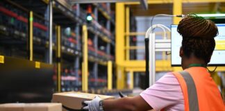 Eine Amazon-Mitarbeiterin an einem Standort des US-Logistikers in Dortmund - ein Job von 40.000 in Deutschland, Tendenz steigend.