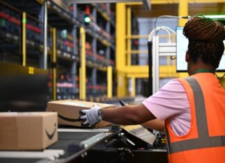 Eine Amazon-Mitarbeiterin an einem Standort des US-Logistikers in Dortmund - ein Job von 40.000 in Deutschland, Tendenz steigend.