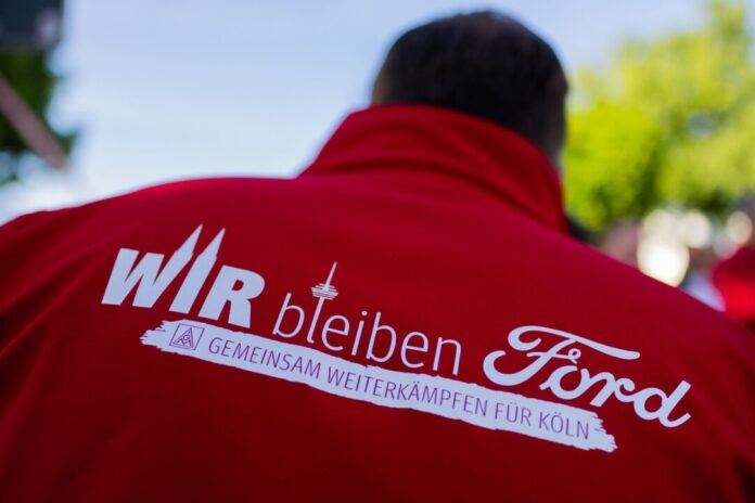 Im Streit um einen Stellenabbau haben sich Ford-Management und Arbeitnehmervertreter auf Eckpunkte für weitere Verhandlungen geeinigt. (Archivbild)