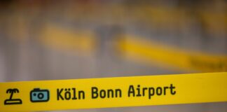 Absperrbänder am Flughafen Köln-Bonn.