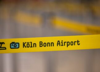 Absperrbänder am Flughafen Köln-Bonn.