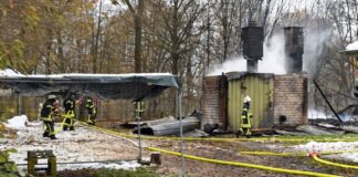 Ein halbes Jahr nach einem Brand in einer Flüchtlingsunterkunft in Schleiden-Vogelsang ist ein tatverdächtiger Bewohner wegen versuchten Mordes in zehn Fällen am Landgericht Aachen angeklagt. (Archivfoto)