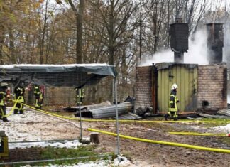 Ein halbes Jahr nach einem Brand in einer Flüchtlingsunterkunft in Schleiden-Vogelsang ist ein tatverdächtiger Bewohner wegen versuchten Mordes in zehn Fällen am Landgericht Aachen angeklagt. (Archivfoto)