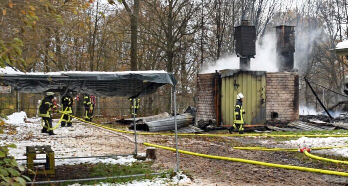 Ein halbes Jahr nach einem Brand in einer Flüchtlingsunterkunft in Schleiden-Vogelsang ist ein tatverdächtiger Bewohner wegen versuchten Mordes in zehn Fällen am Landgericht Aachen angeklagt. (Archivfoto)