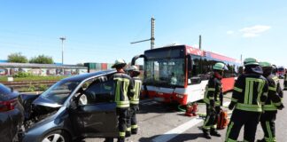 Nach dem Busunfall bei Sankt Augustin ist die A59 in Fahrtrichtung Köln gesperrt worden.