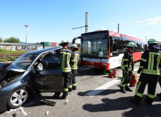 Nach dem Busunfall bei Sankt Augustin ist die A59 in Fahrtrichtung Köln gesperrt worden.