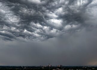 Am Nachmittag drohen Gewitter mit Starkregen und Hagel in NRW. (Archivbild)