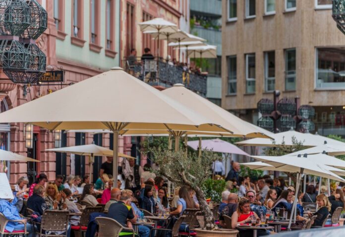 Biergärten und Caféterrassen - Mehr Raum für die Außengastro (Archivbild)