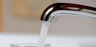 Die Trinkwasserversorgung ist trotz Trockenheit nach Angaben von Stadtwerken gesichert. (Symbolbild)