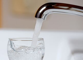 Die Trinkwasserversorgung ist trotz Trockenheit nach Angaben von Stadtwerken gesichert. (Symbolbild)