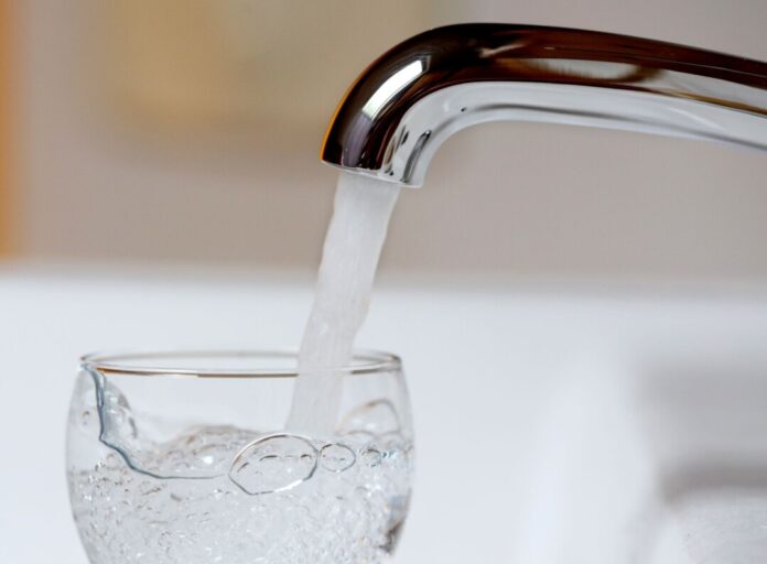 Die Trinkwasserversorgung ist trotz Trockenheit nach Angaben von Stadtwerken gesichert. (Symbolbild)