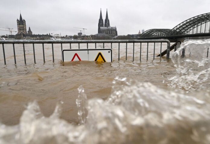Hochwasser führen immer wieder zu massiven Schäden. Hier ein Foto vom Rhein-Hochwasser Anfang 2024, im Hintergrund ist der Kölner Dom zu sehen.