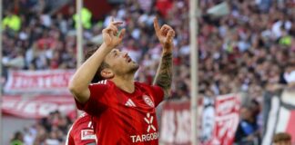 Dawid Kownacki kommen nach seinem Tor die Tränen.