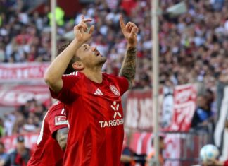 Dawid Kownacki kommen nach seinem Tor die Tränen.