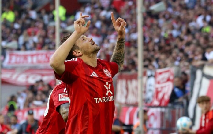 Dawid Kownacki kommen nach seinem Tor die Tränen.