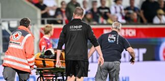 Kevin Müller wurde auf einer Trage abtransportiert.