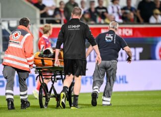 Kevin Müller wurde auf einer Trage abtransportiert.