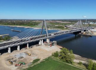 Die erste neue Rheinbrücke bei Leverkusen kann bereits befahren werden. Die Bauarbeiten gehen für die zweite neue Brücke weiter, die direkt daneben entsteht. (Archivbild)