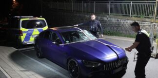 Ein beschädigter Wagen steht nach einem Unfall auf einer Straße in Remscheid-Lennep.