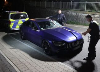 Ein beschädigter Wagen steht nach einem Unfall auf einer Straße in Remscheid-Lennep.