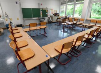 Eine Serie von Drohmails hat in Nordrhein-Westfalen vereinzelt den Schulbetrieb gestört. (Symbolbild)