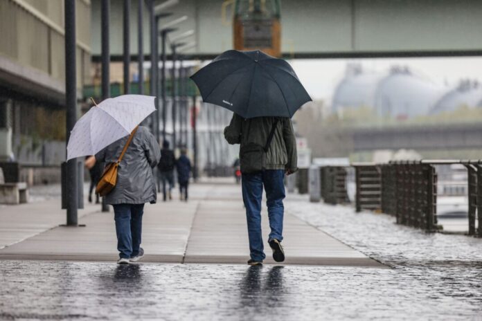Vor allem im Norden von NRW können die kommenden beiden Tage etwas Regen bringen. (Symbolbild)