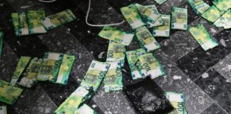 Bei Hausdurchsuchungen stellten die Beamten etwa 360.000 Euro Bargeld sicher, außerdem Krypto-Währung im Wert von mehr als 600.000 Euro. (Symbolbild)