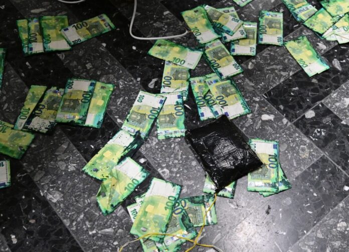 Gesprengter Geldautomat Bei Hausdurchsuchungen stellten die Beamten etwa 360.000 Euro Bargeld sicher, außerdem Krypto-Währung im Wert von mehr als 600.000 Euro. (Symbolbild)