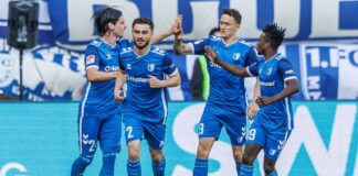 Magdeburgs Jean Hugonet (l) klatscht sich mit Teamkollegen ab nach seinem Treffer zum 1:1. 