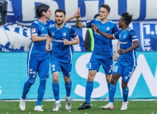 Magdeburgs Jean Hugonet (l) klatscht sich mit Teamkollegen ab nach seinem Treffer zum 1:1. 