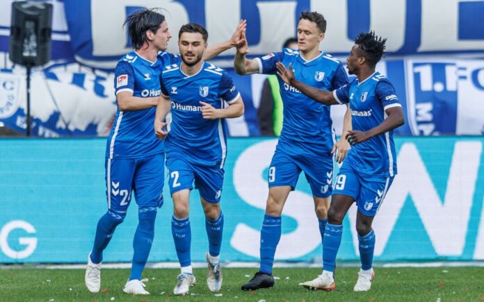 Magdeburgs Jean Hugonet (l) klatscht sich mit Teamkollegen ab nach seinem Treffer zum 1:1. 