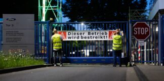 Es ist nicht zu übersehen: Die Kölner Ford-Werke werden bestreikt.