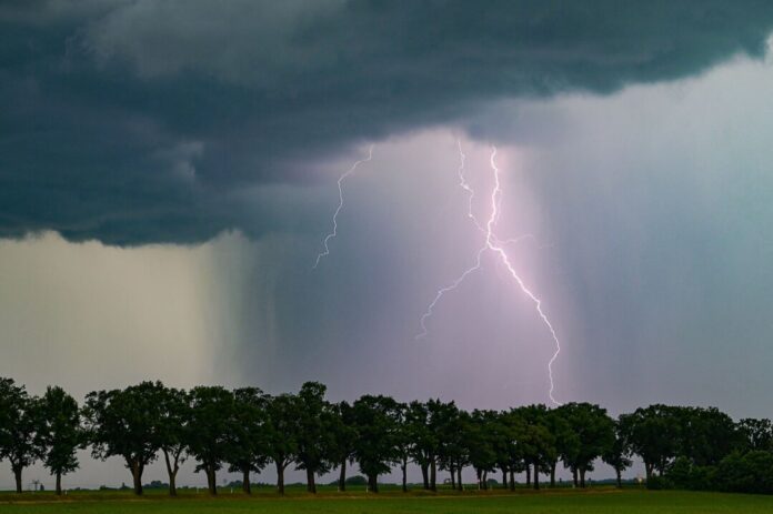 Gewitter Das sommerliche Wetter hat in NRW vorerst ein Ende. Gewitter und Starkregen sorgen in NRW für deutliche Abkühlung.